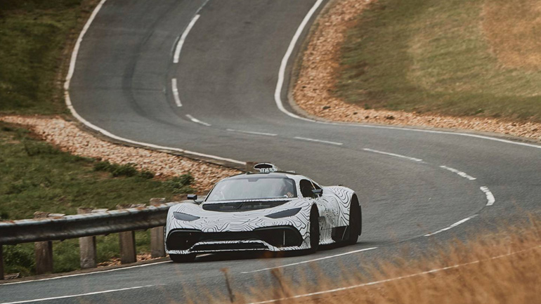 Το κορυφαίο αστέρι της Mercedes βγήκε στον δρόμο